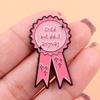 Забавный эмалевый пин "Cried" Брошь с розовой лентой Значки на лацкан Значок на рюкзак Аксессуары для одежды Модная бижутерия Подарок для нее