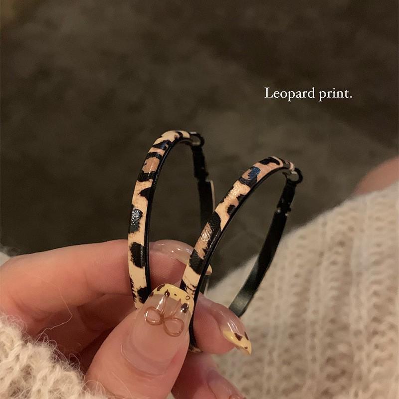 Винтажные красные серьги-кольца в гонконгском стиле: Элегантный женский аксессуар на осень/зиму