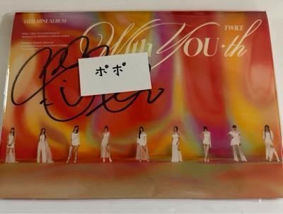 [Б/У] Альбом TWICE With Youth с автографом Момо, приз