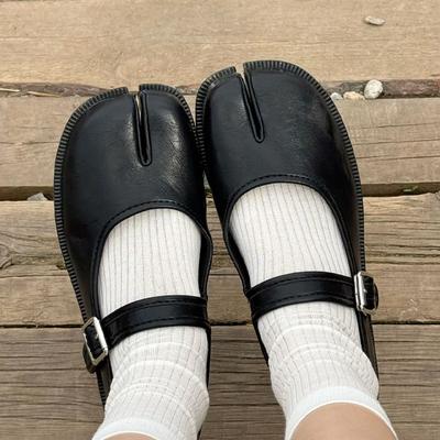 IPPEUM Туфли Мэри Джейн Таби для женщин 2025 Новые Черные Красные С Раздельным Пальцем Балетки Балетки Пряжка