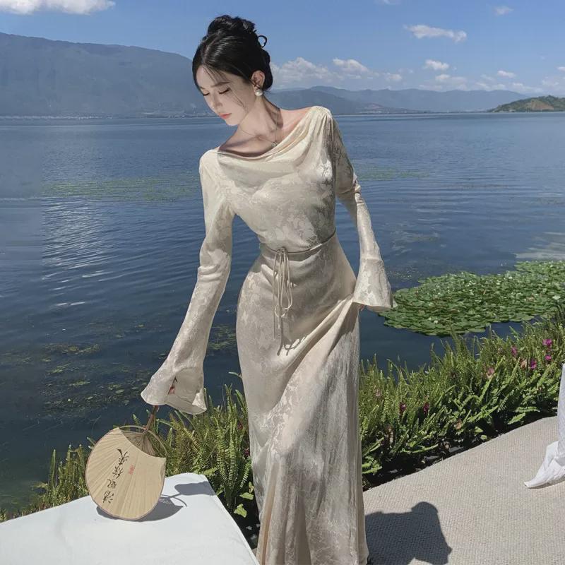 Элегантное китайское платье с воротником из жаккарда и длинными рукавами и узкой талией