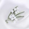 Elegant 3D Leaf & Pearl Brooch - Fashionable Pin for Clothing Accessories