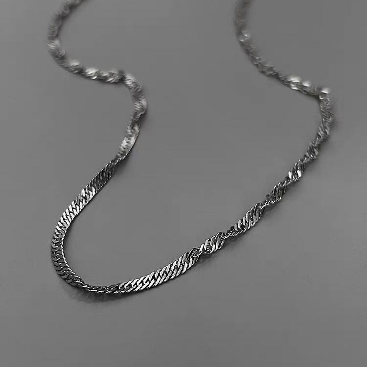 Curved Twist Necklace: Elegant European-American Design, Luxurious Water Wave Chain for Women