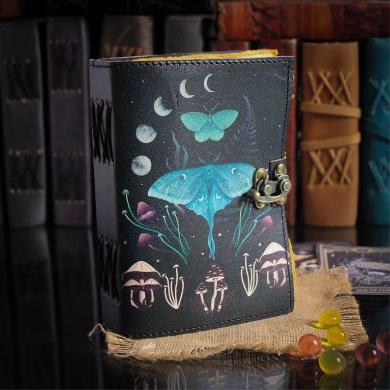 Кожаная книга теней «Луна-мотылёк» | Дневник для заклинаний чакр | Кожаный магический гримуар | Подарок для ведьмы | Блокнот ручной работы
