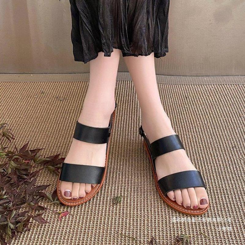 Женские сандалии на плоской подошве 2024 года, новые кожаные с перекрестными ремешками из Европы и Америки, высококачественные летние женские туфли, пляжные сандалии с пряжкой и ремешком