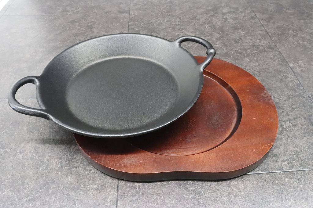 Castle Enterprise Asahi Steak Plate (with Wooden Base), Cast Iron, Gourmet Pan, 24 Count, Commercial Use