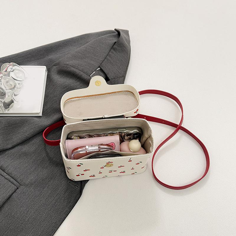 Летняя Новая Квадратная Сумка Кроссбоди для Женщин Милая Сумка с Пряжкой в Виде Вишни Универсальная для Поездок Одноплечевая Сумка CLE