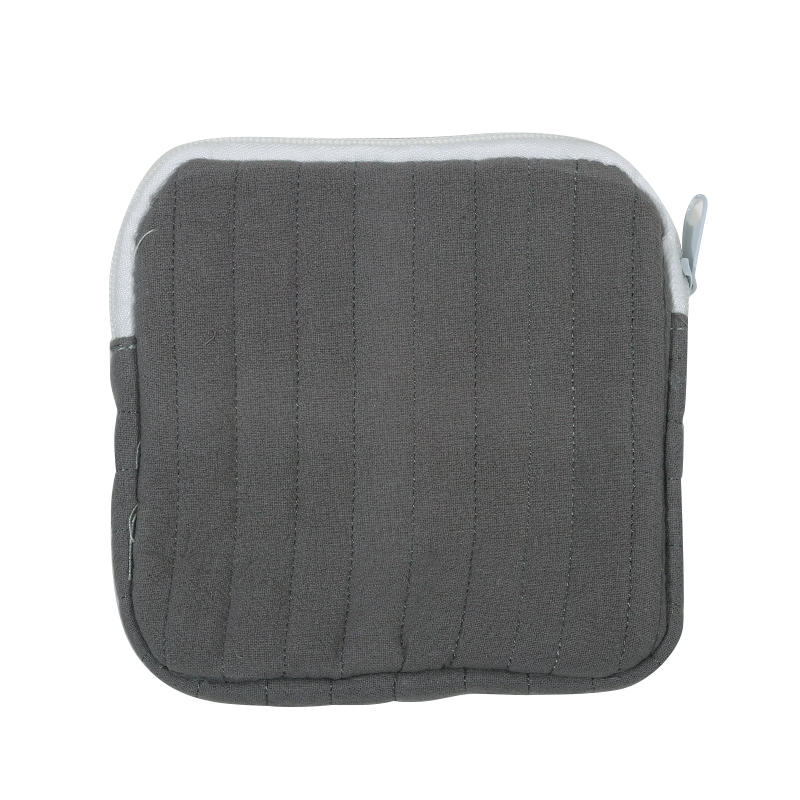 Сумка для хранения помады держалась рука об руку с сумкой для полотенец тети