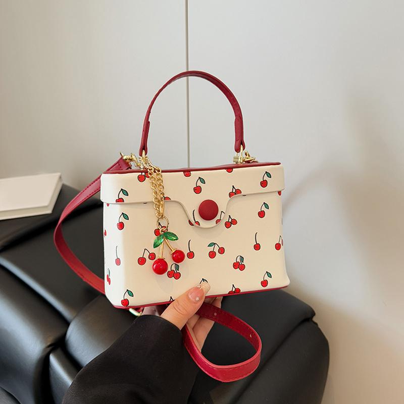 Летняя Новая Квадратная Сумка Кроссбоди для Женщин Милая Сумка с Пряжкой в Виде Вишни Универсальная для Поездок Одноплечевая Сумка CLE