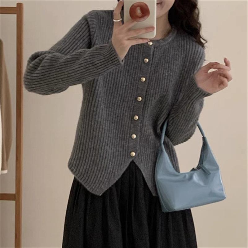 Нежный ветер круглый вырез свитер женский осень и зима новый нишевый дизайн подол показывает тонкий короткий вязаный кардиган куртка