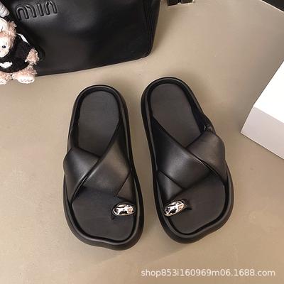 Модные горячие продажи 2025 Лето Новая мода Женские шлепанцы Маленькая губка Толстая подошва Повседневные Пляжные Французский стиль Вьетнамки Резина