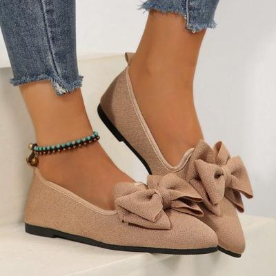 Новые женские туфли большого размера, легкие, на мягкой подошве, с острыми носками, делают их обладательницу стройнее.