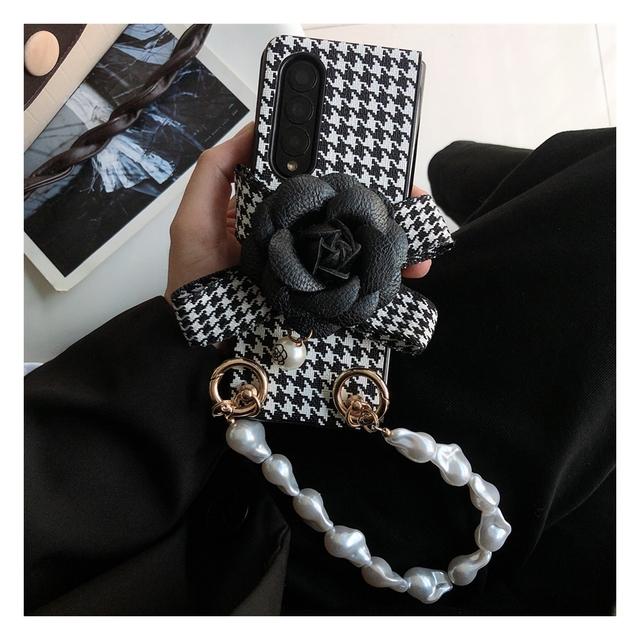 Luxury Black Leather Camellia Houndstooth Phone Case For Samsung Galaxy Z Fold 3 5g Z Fold 4 Elegant Pearl Bracelet Cover