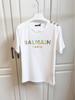Короткая футболка Balmain Весна/Лето 2025 с золотой пуговицей и разноцветной вышивкой пайетками