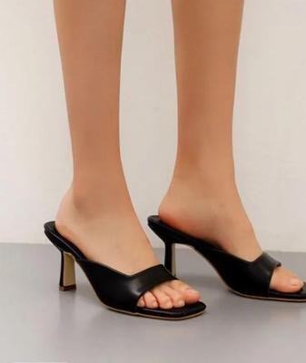 Кожаные босоножки на высоком каблуке