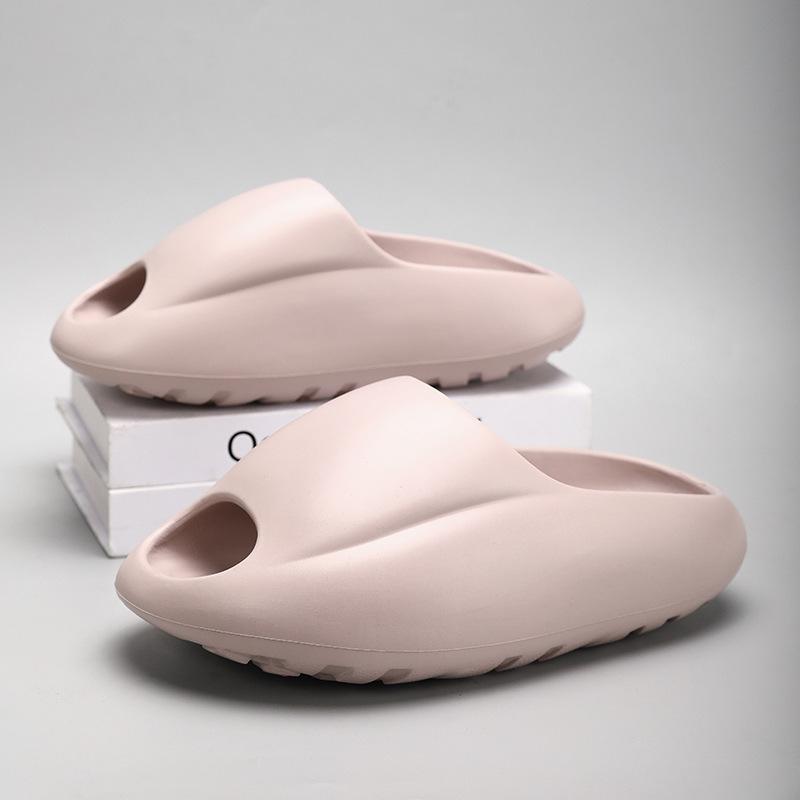 2025 новые тапочки-булочки пара EVA супер мягкая толстая подошва наступая на дерьмо чувство дома нескользящая повседневная обувь для пляжа Q эластичная