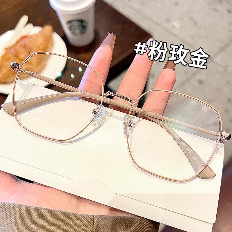 Myopia can be matched with degree glasses, simple and fashionable street photography to show the face, new small glasses shape, square glasses frame