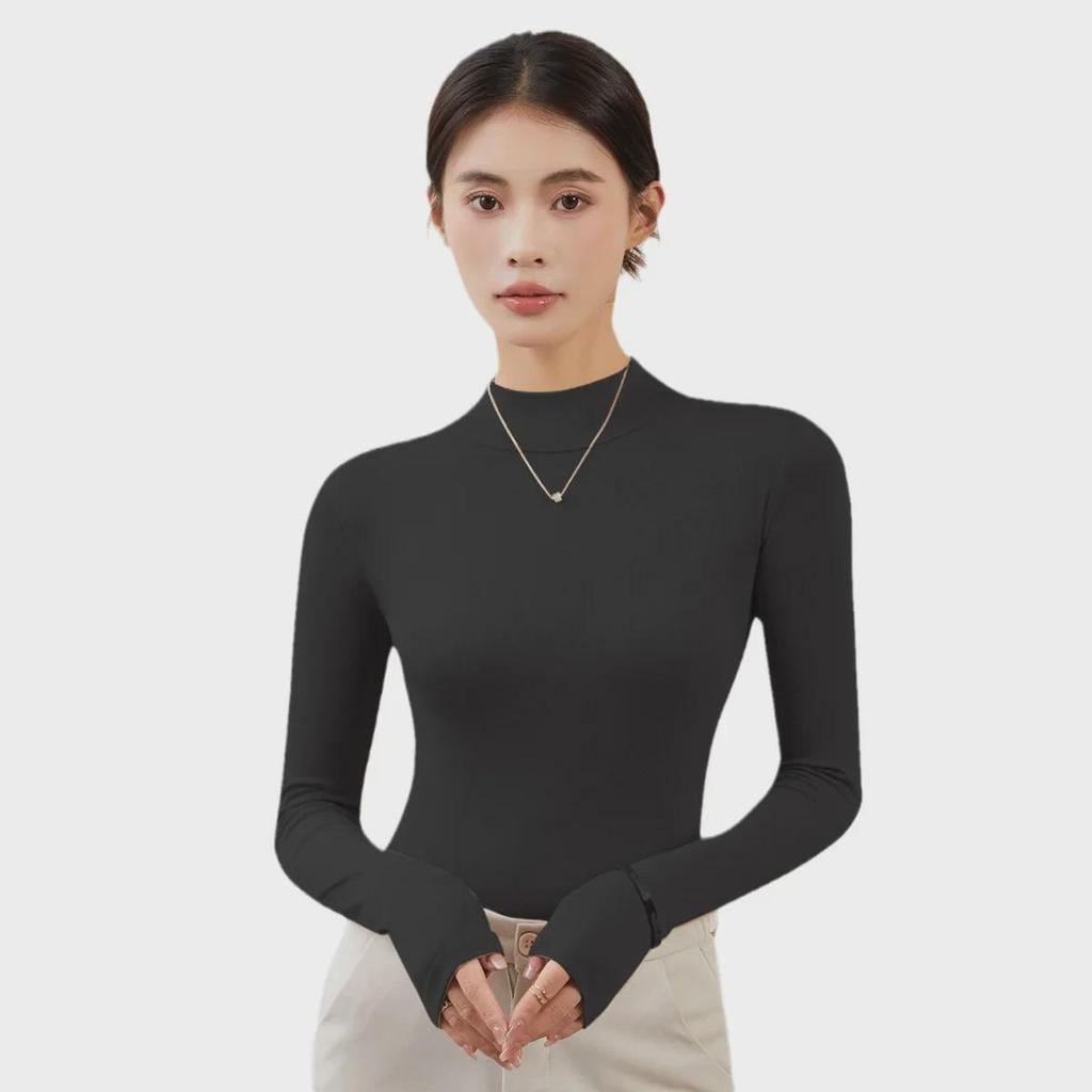 Женская облегающая рубашка с длинным рукавом и полуводолазкой — незаменимый предмет гардероба на осень/зиму в черном или белом цвете
