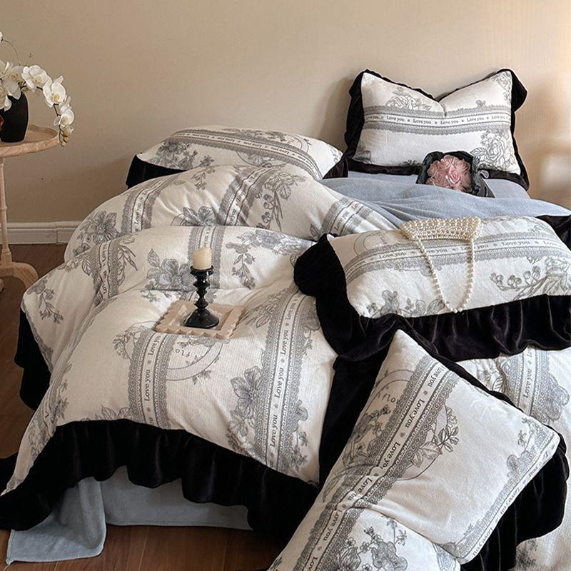 G5Z Постельное белье из молочного велюра и кружева: Утолщенный четырехсекционный комплект из фланели и кораллового флиса, двусторонний, с пододеяльником.