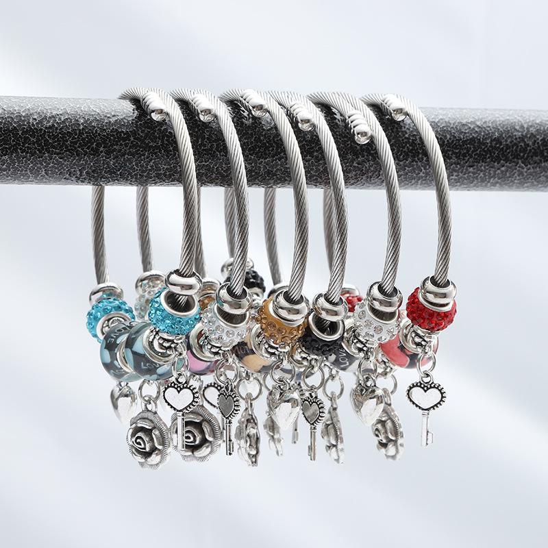 Стильный женский браслет из нержавеющей стали с шармами