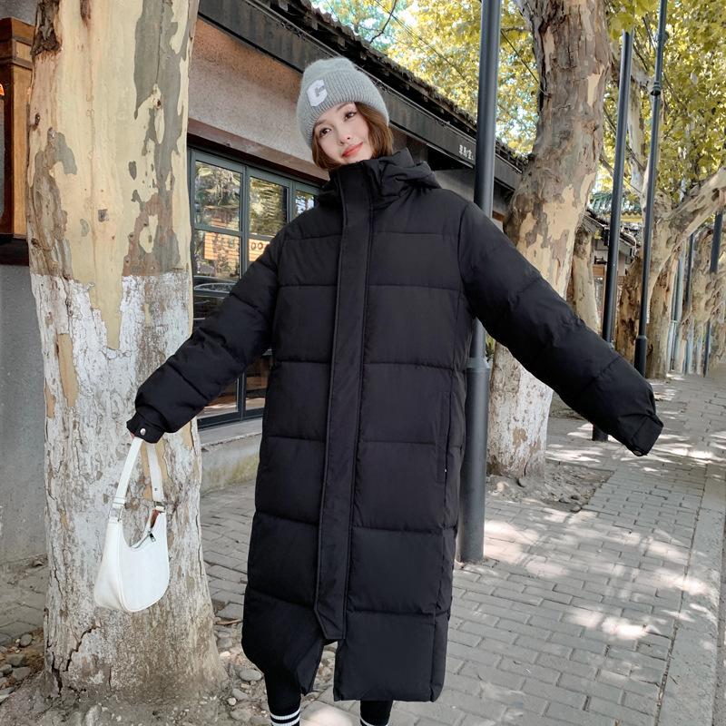 Женская куртка на пуху 2025 длинная ниже колена корейская свободная и толстая новая зимняя повседневная куртка для женщин