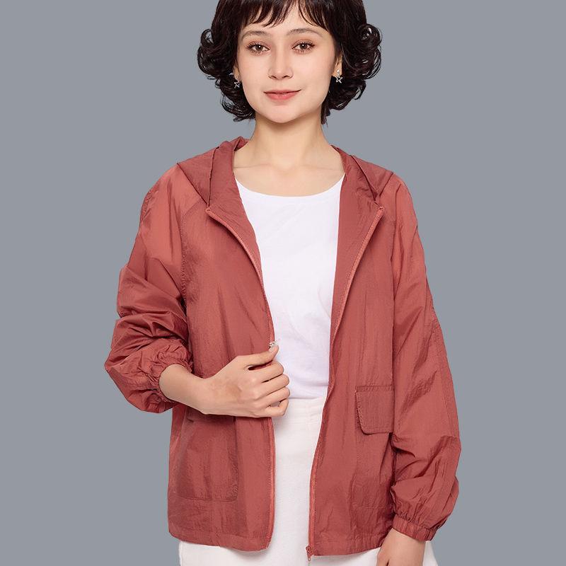 Солнцезащитная одежда для женщин, носящих легкую верхнюю одежду с длинными рукавами. Дышащая и дышащая солнцезащитная одежда с капюшоном для отдыха и пожилого возраста.