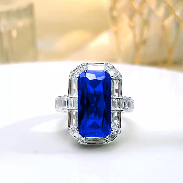 Роскошный кулон из красного корунда и серьги с синей шпинелью и бриллиантами высокой чистоты