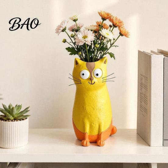 Small Cat Vase for Flowers, Quirky Flower Desk Decoration and Bookshelf Display, 3D Decorative Flowers Vases Home Office Styling Gift Giving,