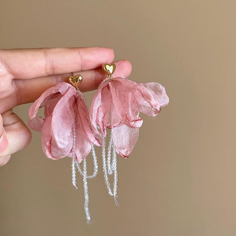 Серьги-гвоздики из ткани в виде цветка «Серебряная игла» со стеклянной бахромой, средние, с антикварным темпераментом, дизайнерские, нишевые