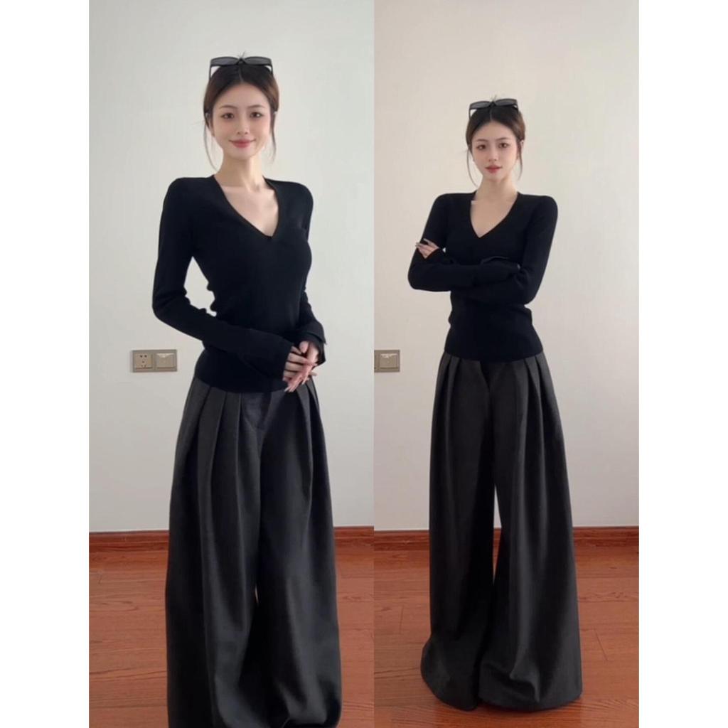 Women's Black V-Neck Slim Fit Long-Sleeve T-Shirt - Cinched Waist Korean Style for Early Autumn and Winter.