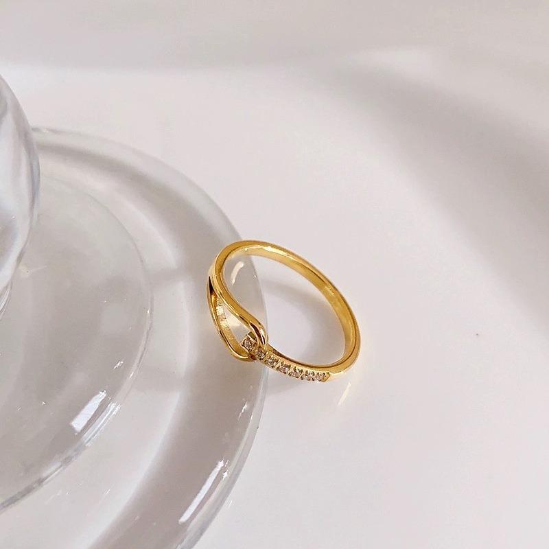 Elegant Water Drop Rhinestone Ring for Women - Versatile Claw Setting Design