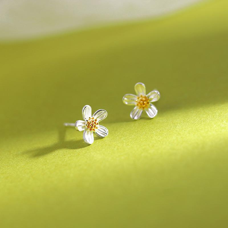 New Fashion Trend Daisy Flower Earrings for Women Delicate Light Luxury Small Flower Drop Earrings Girls Daily Jewelry Gift