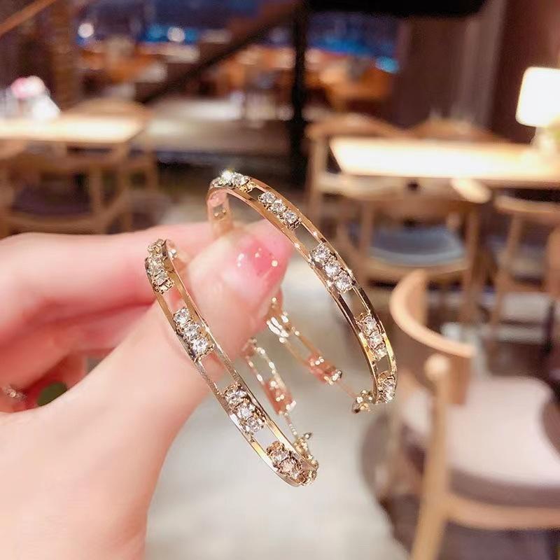 Темпераментные модные серьги-кольца Стильные и высококачественные серьги с кристаллами Легкие роскошные уникальные и универсальные серьги