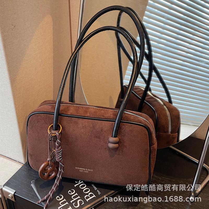 Повседневная вместительная универсальная простая и модная новая замшевая сумка-хобо 2025 осень женская портативная на плечо подмышку