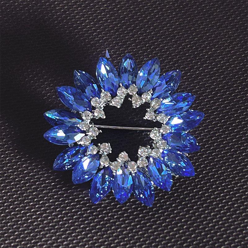 Роскошная Брошь-Цветок с Синими Бриллиантами - Женский Высококлассный Аксессуар с Регулируемой Застежкой на Талии и Премиальной Булавкой