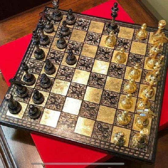Роскошный набор шахматных фигур из латуни и металла черного золота 35,56 см в советском стиле
