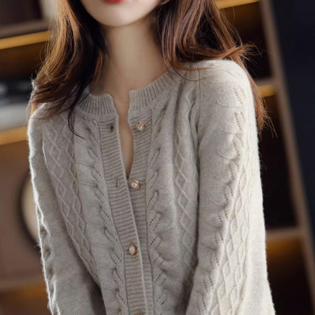 Женский свитер-пуловер с длинными рукавами и круглой горловиной, облегающий по фигуре