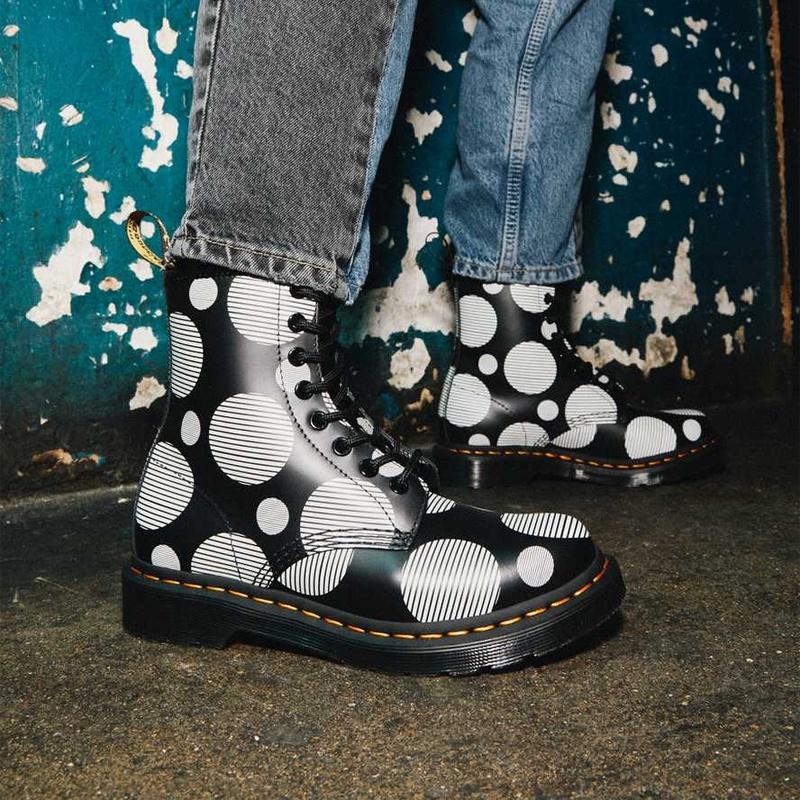 Dr. Martens (WMNS) Dr.Martens 1460 Ботинки на шнуровке из гладкой кожи в горошек 'Черный' Женские 26876009