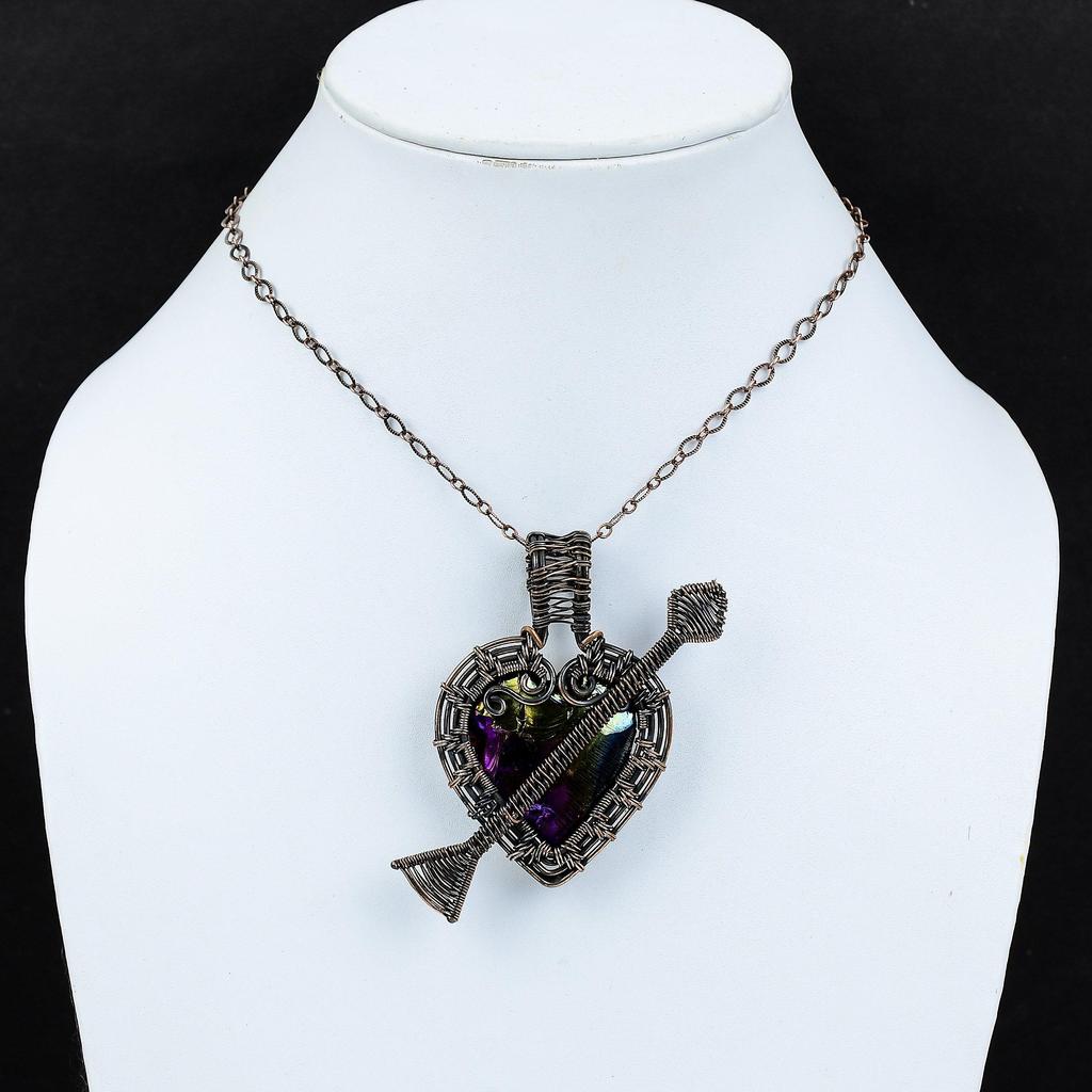 Титановый кулон "Друзы", кулон в медной проволоке, уникальный кулон с драгоценным камнем, медная проволока ручной работы, ювелирный подарок для него, кулон в форме сердца и стрелы