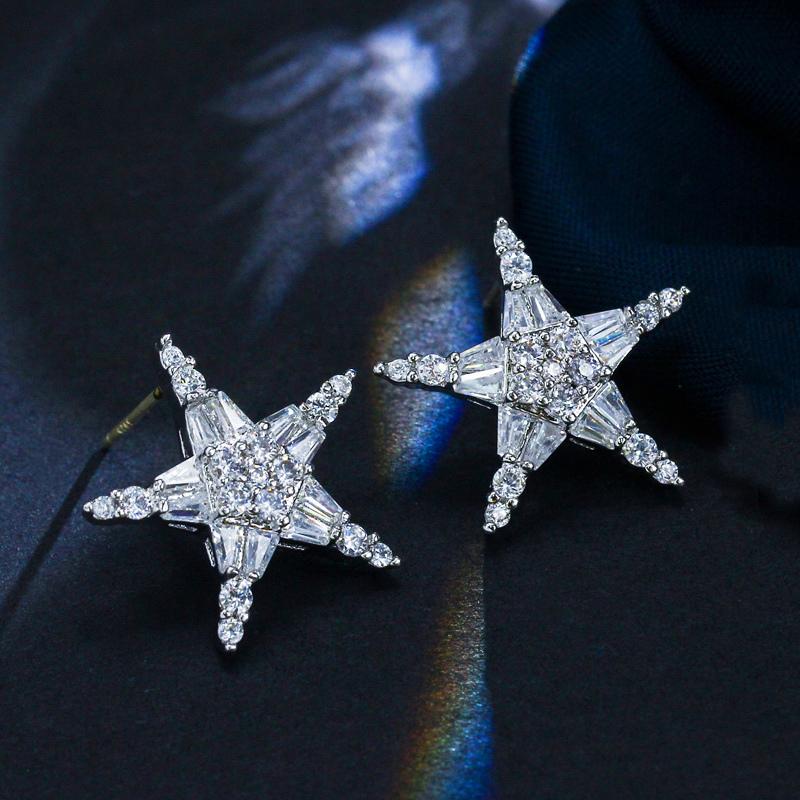 Качественные серьги-гвоздики со сверкающим кубическим цирконием в форме звезды серебряного цвета