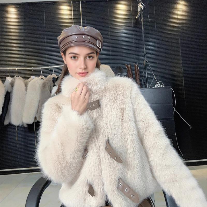 Женская укороченная куртка из черного искусственного меха с декором в виде металлической пряжки, теплая зимняя куртка