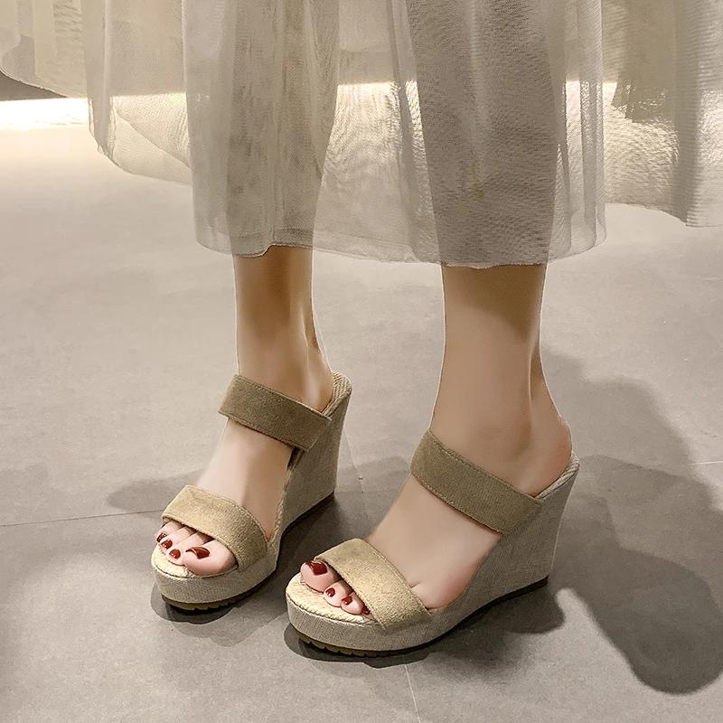 Летняя популярная высококачественная женская обувь, модные однотонные женские тапочки с открытым носком на высоком каблуке, повседневная пляжная обувь на танкетке