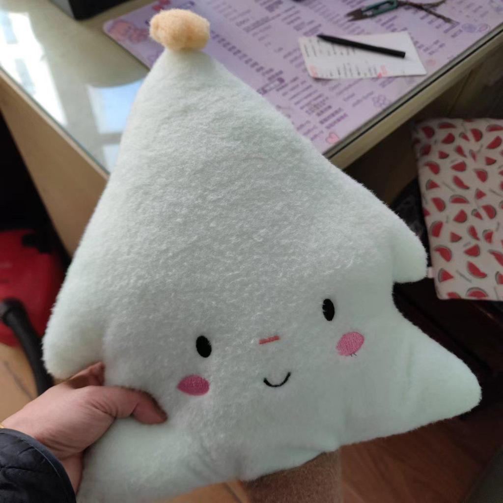 Рождественское праздничное украшение: Плюшевое дерево, Яблочный венок мира и Декоративная подушка в виде пряничного человечка.