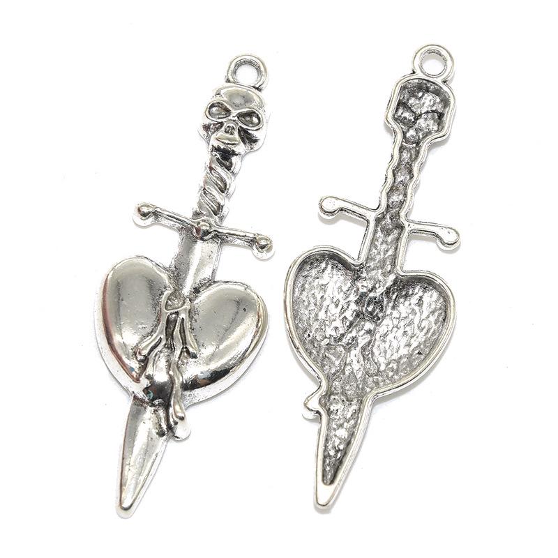 Подвеска в виде готического черепа и меча на Хэллоуин - ювелирный аксессуар своими руками