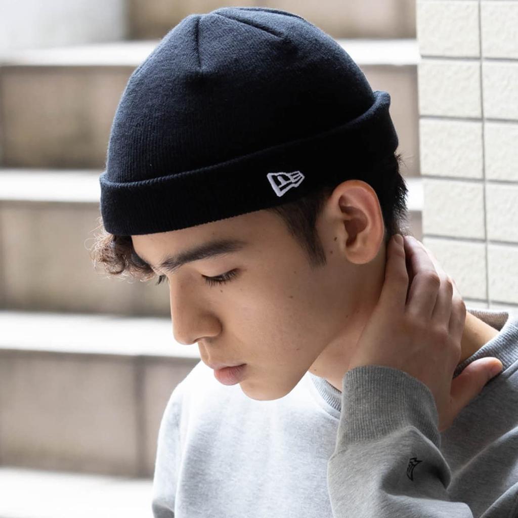 Базовая короткая вязаная шапка с отворотом New Era черного цвета или Доступна в черном цвете или Эта эксклюзивная шапка ONSPOTZ унисекс и идеально подходит для мужчин Идеально подходит для стильных
