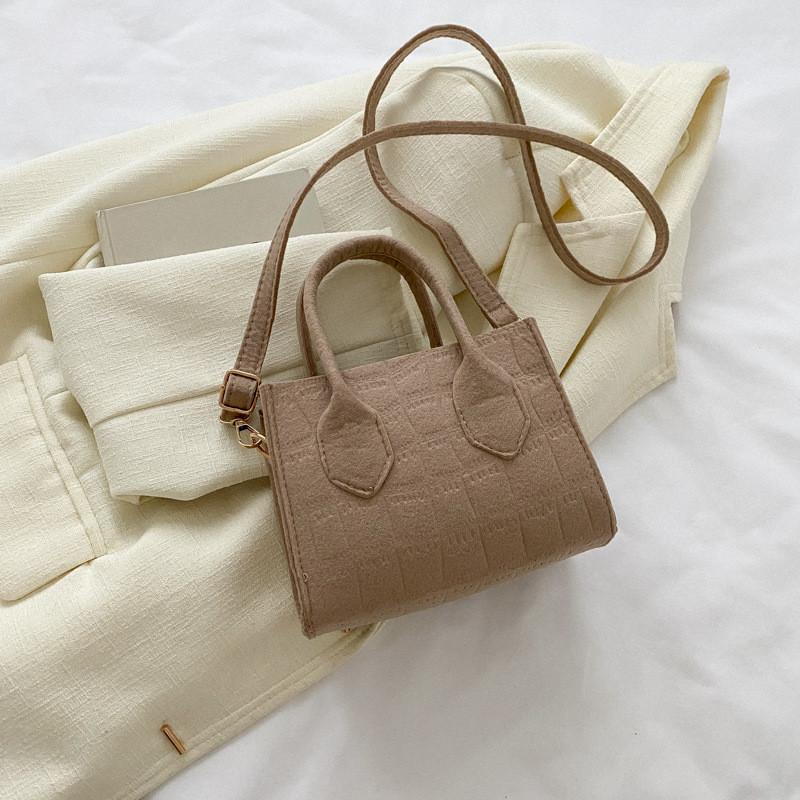 Маленькая наплечная сумка с простроченными деталями для повседневного использования