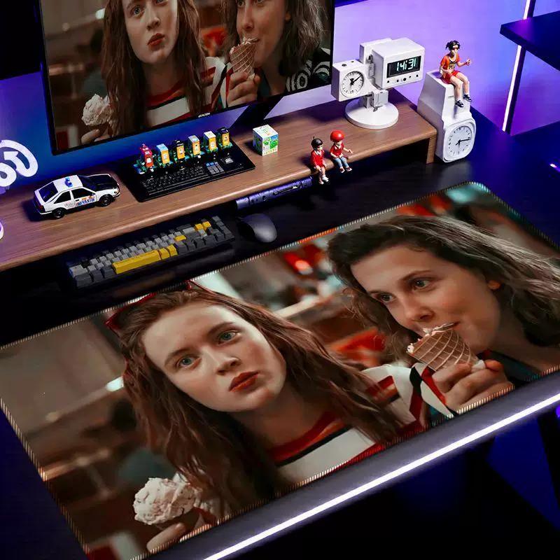 Кожаный коврик для мыши Stranger Things Маленький Большой Кадр из Фильма Настольный коврик для общежития Киберспорт Противоскользящий коврик для мыши и клавиатуры Персонализированный Креативный настольный коврик