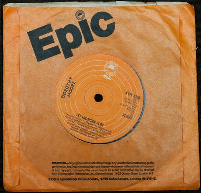 7-дюймовая пластинка DOROTHY MOORE - Let The Music Play SEPC6366 Epic 1978 UK Соул/Фанк Б/У