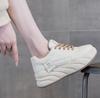 Модные кроссовки на платформе 7 см для женщин 2025 весна новые больших размеров женские повседневные спортивные кеды на шнуровке маленькие белые туфли