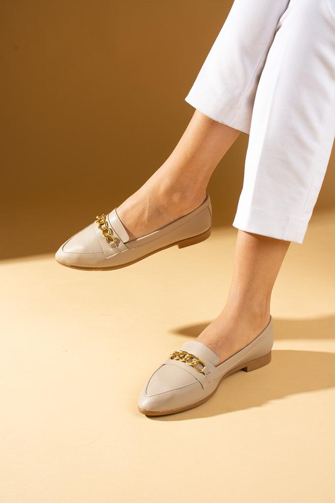 Женские лоферы с острым носком и пряжкой-цепочкой 73-227-24